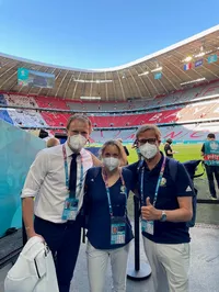 Prof. Halle (r.) und Dr. Esefeld zusammen mit Prof. Werner Krutsch, Hygiene Officer der UEFA EURO 2020 am Standort München