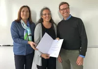 PD Dr. Monika Siegrist (center) received her habilitation certificate from the hands of Dean Prof. Dr. Renate Oberhoffer-Fritz and Prof. Dr. Martin Halle, head of the Chair of Preventive and Rehabilitative Sports Medicine