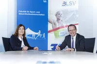 Dekanin Prof. Dr. Renate Oberhoffer-Fritz und BLSV-Präsident Jörg Ammon bei der Unterzeichnung des Kooperationsvertrags
