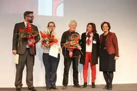 Kuhnke bei der Preisverleihung mit Sozialministerin Emilia Müller