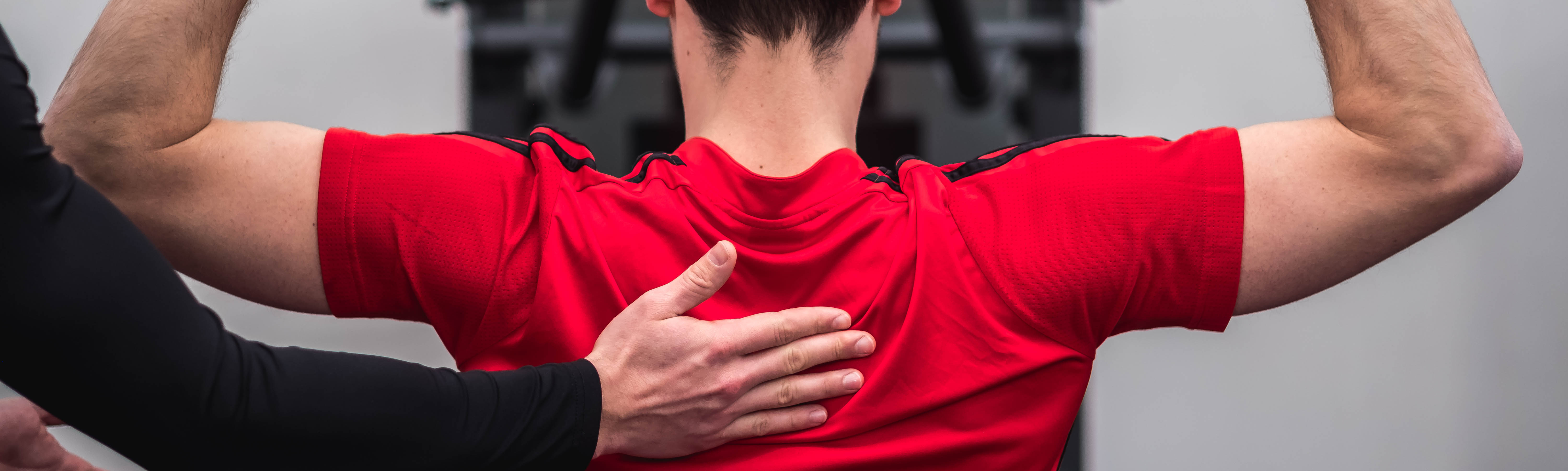Sportler beim Training der Rückenmuskulatur am Gerät